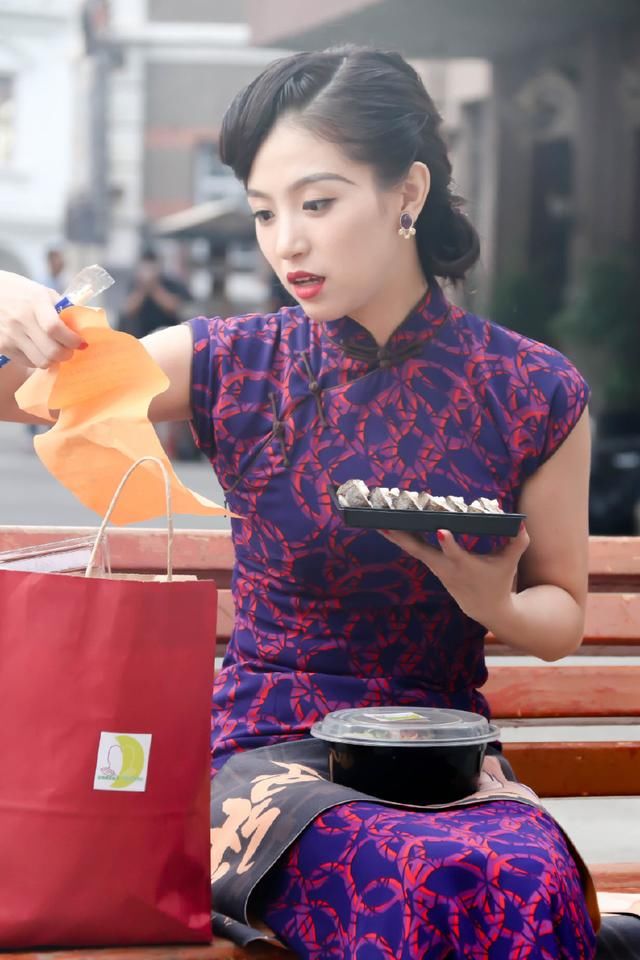 SNH48孔肖吟穿旗袍身材傲人，不愧是组合性感担当！