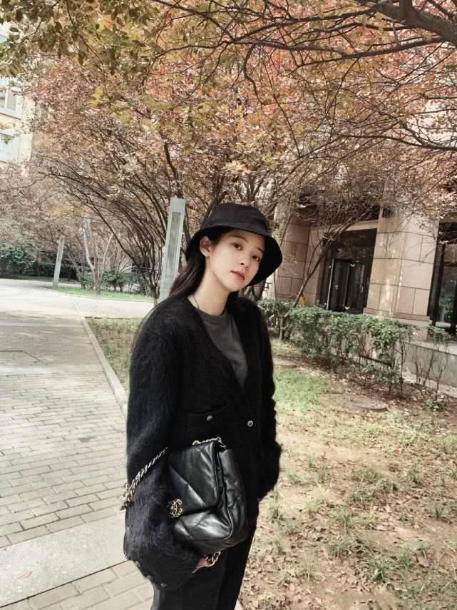  『充满』“香奈儿19手袋”，经典的包包男女皆宜，Chanel的魅力无人可挡
