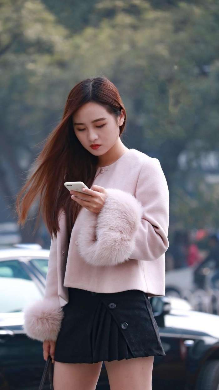 街拍：热裤美女, 紧身短裤大秀长腿