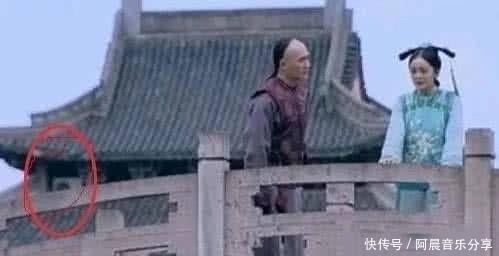  [李连杰]史上最欠揍的穿帮镜头：关晓彤的腿我忍了，李连杰身后那是谁？