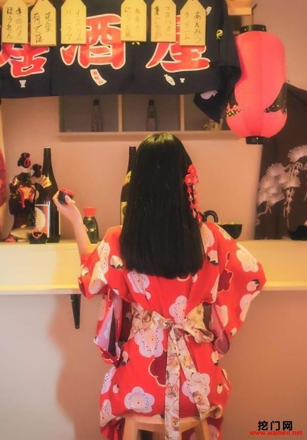 五官精致的日本妹子穿和服拍居家写真，美腿修长惊艳诱人！