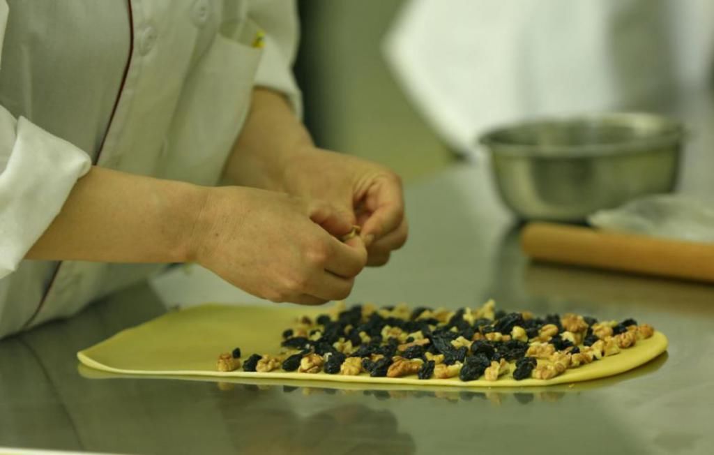  『葡萄干』新疆鄯善县：引进一家企业，带动一片脱贫