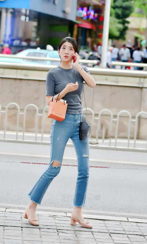 路人街拍，小姐姐身穿深灰色的紧身上衣，优雅又温柔