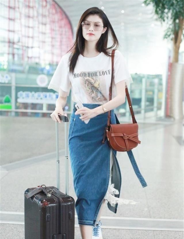  「学学」T恤下边别再穿阔腿裤了，学学女明星的搭配技巧，照着穿美翻了！
