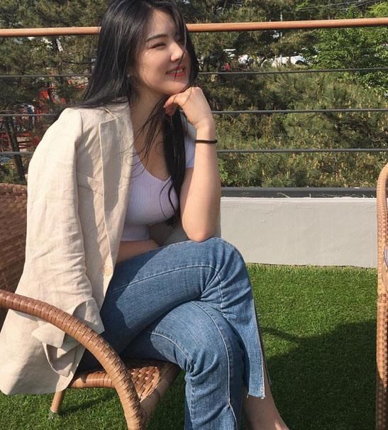 她不仅长得甜美，杨柳细腰，身材也很迷人！