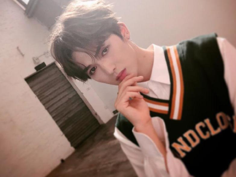 朱正廷穿针织背心, 吃棒棒糖背小书包, 网友评论: 幼稚鬼!