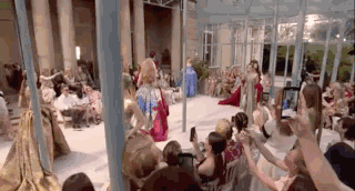 花团包围脸庞，羽毛变成云朵，世界上没有Valentino不敢做的少女