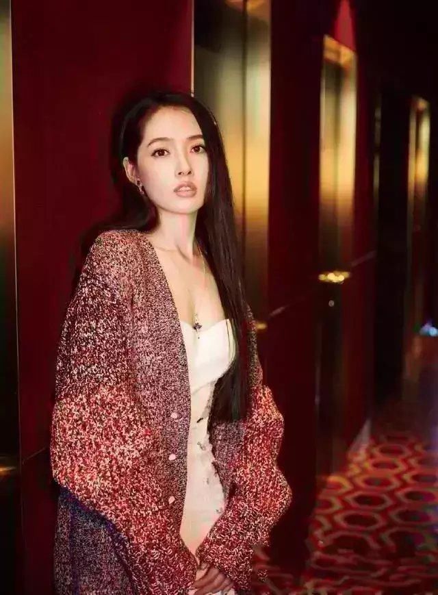 33岁的郭碧婷豁出去了，为了刷存在感，这样的抹胸连体裤都敢穿