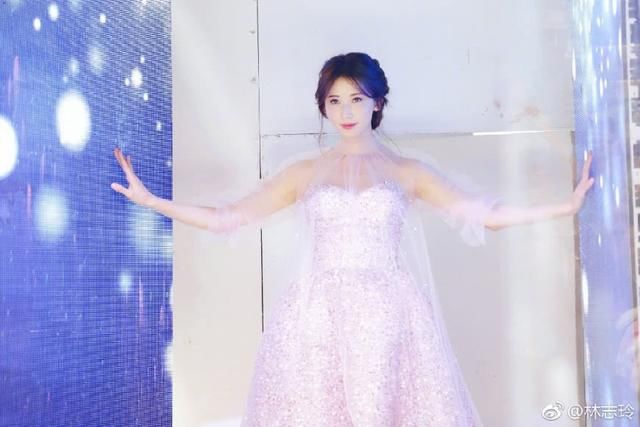 44岁的林志玲出席活动，礼服上半身开好大，网友：被惊艳到了