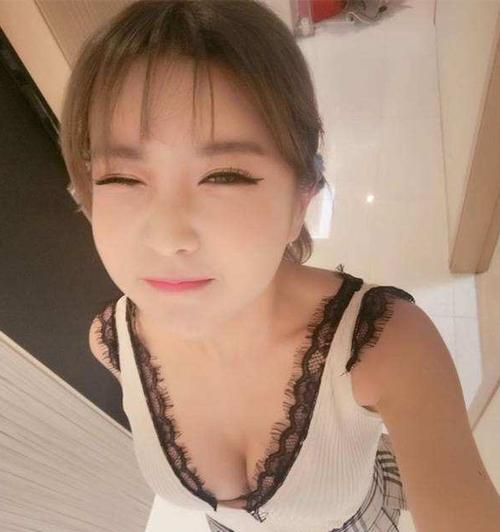 冯提莫再次引发争议，居然敢这样穿衣，网友：想尽办法！