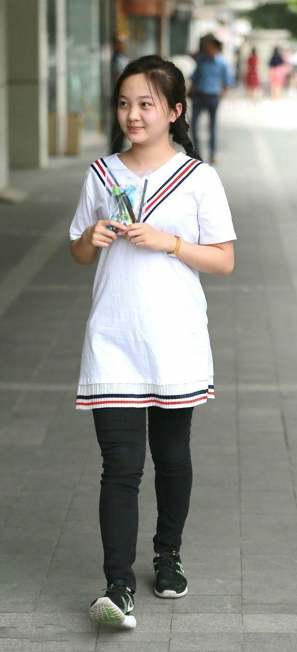 林妙可被室友坑了，合影站后面，脸还那么圆？