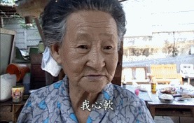 姑娘，你这裙子确实不错，只是搭配的鞋子实在是尴尬