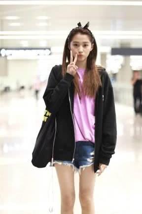 关晓彤身穿一袭肉色裙,惊艳众人!但咋么这么尴尬?