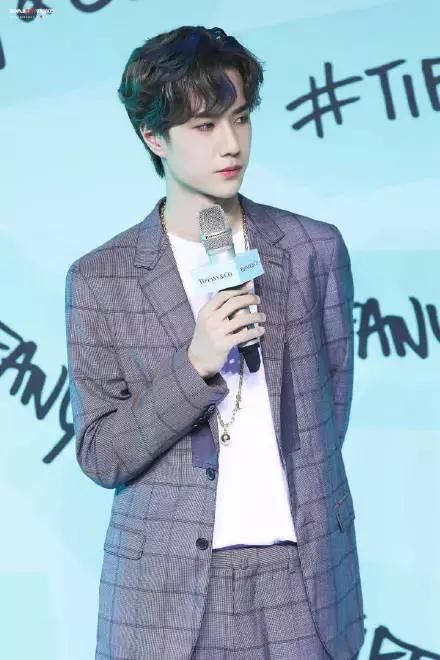 有人惊艳、有人油光满面，这两场时尚活动，精修未修对比明显！