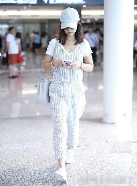 条纹加背带裤，林心如就是换了个风格，瞬间年轻十岁，真会穿