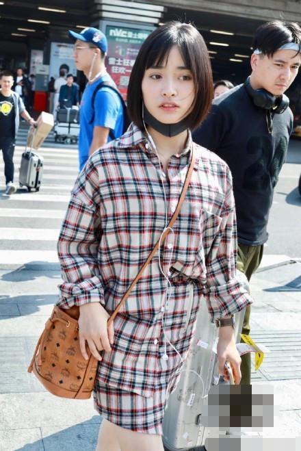 明明是一条短裙, 却被沈月穿成了中裙, 看到她的腿我沉默了!