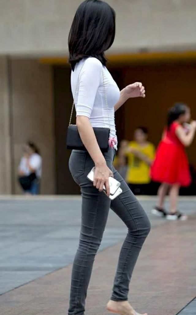 时尚穿搭牛仔裤穿搭出优雅时尚，像阳光一样明媚