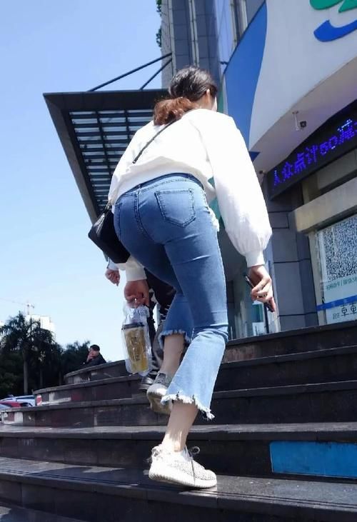  「个性」清纯女神白色卫衣搭配紧身牛仔裤，个性时尚让人眼前一亮