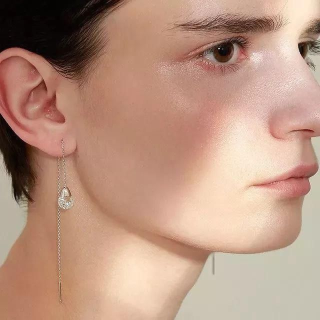 晶莹剔透的水晶球戴身上，真是又美又仙