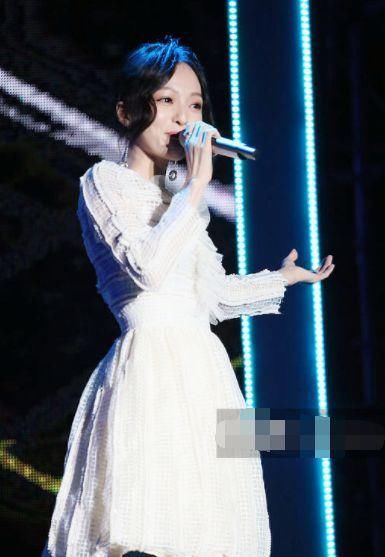 张韶涵身穿一袭灰色收身连衣裙，优雅又迷人，网友:造型美翻了!