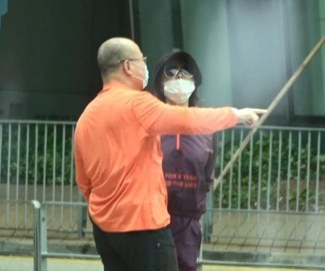  「男子」关之琳与男子出门遛狗有说有笑，她终于过上了18岁向往的生活