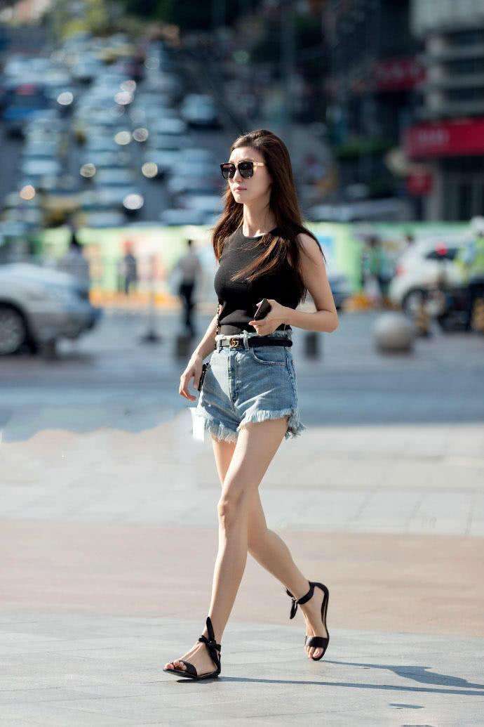 街拍：个性有魅力的小姐姐，外表上凸显出身材更加的高挑！