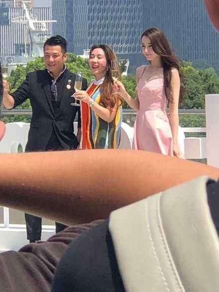 迪丽热巴穿裸粉裙出席活动，未修生图流出，肤白貌美大长腿无疑了