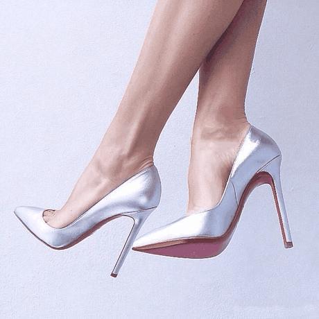 高跟鞋为性感长腿增添华丽点缀