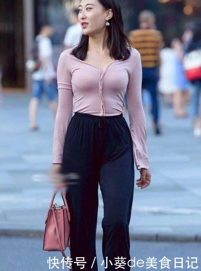 『美女』街拍:小姐姐穿着紧身运动裤,清纯活泼的气息,尽显运动美感
