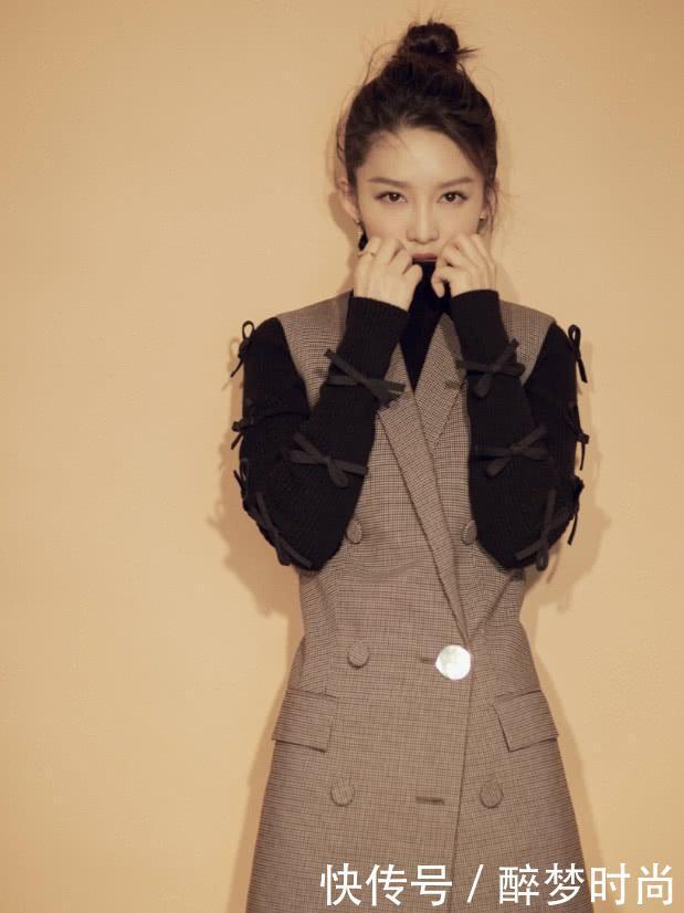 李沁这造型，手臂上都是蝴蝶结，难怪和吴磊站在一起像同龄人！