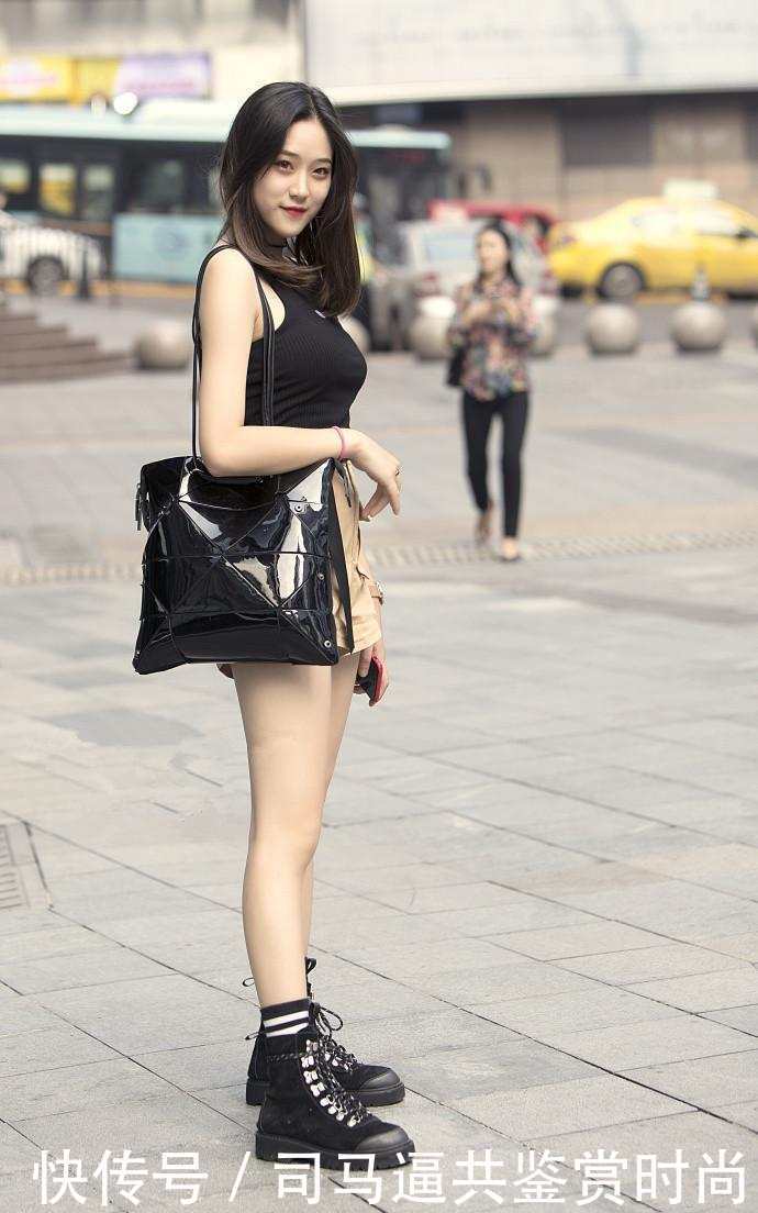 美的女街拍， 黑色上衣性感撩人， 时尚又大方!