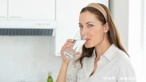 『女生』女生有这5个习惯,会让嘴唇变丑尤其第2个,不改掉难提升颜值