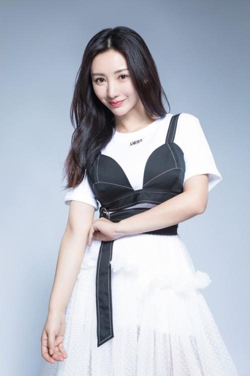 柳岩太明目张胆,把“泳衣”外穿就出门,这回头率百分之百啊!