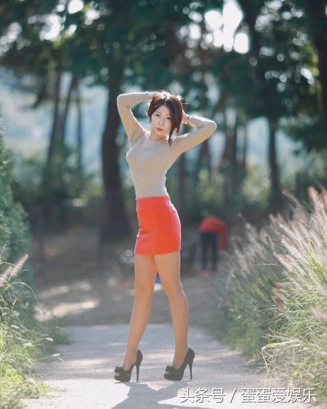 公园里的丝袜少妇，天天这样穿老公下班都要早一点！