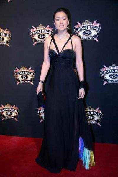 巩俐与郭采洁相差20岁，同穿条纹吊带裙，气质差距咋就这么大呢