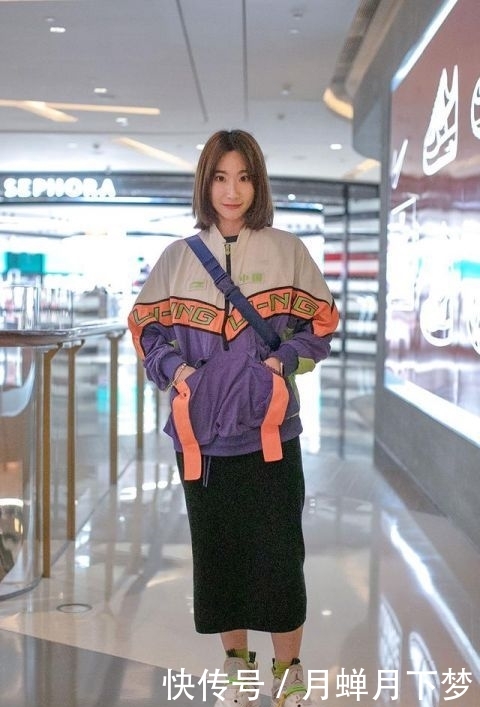 『个性』街拍时尚潮人穿搭,国潮外套搭裙装显个性,格纹西装大衣复古时髦