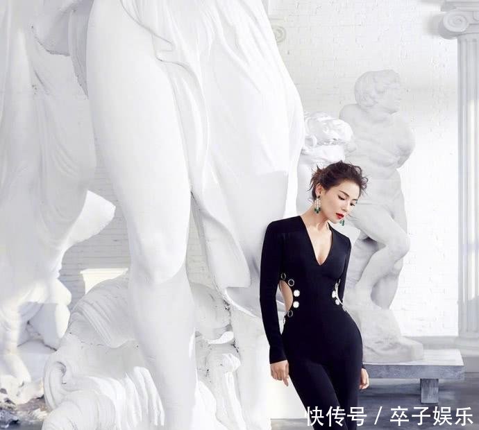 40岁刘涛真疯狂, 这么紧的黑裙也要硬穿, 一走路时就尴尬了!