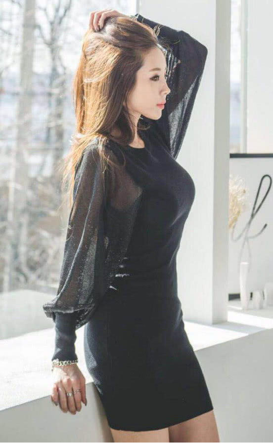 小姐姐身穿黑色包臀裙,看起来更加纤细,又具有高贵典雅的气质