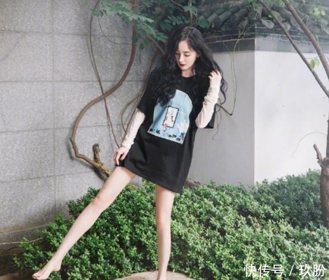 『 调皮』光脚踩石头美腿吸睛，这腿我P都不敢这样P，杨幂真“调皮”