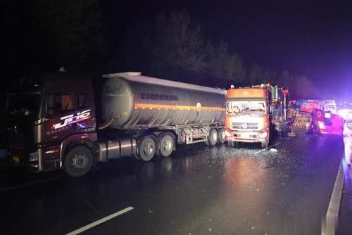  『小时』30多吨危化品运输车被追尾 汉宜高速堵车5个多小时