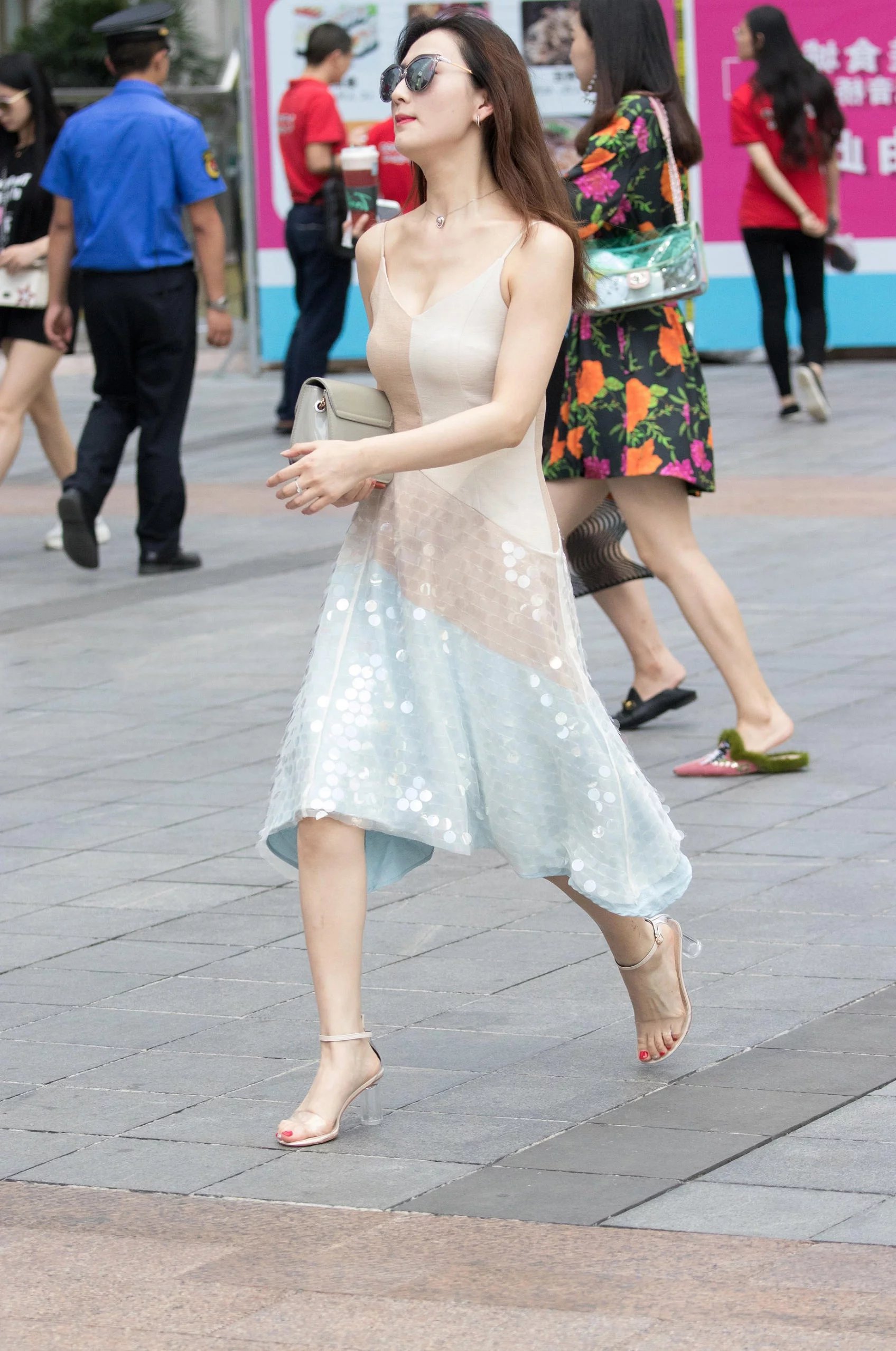 调皮可爱的女生小姐姐身穿一件吊带长裙，端庄红唇十分的性感妩媚