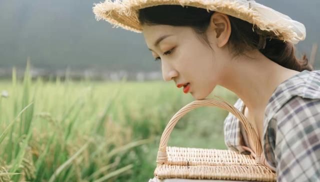 秋天旅行拍照技巧，get到这8个拍照姿势，让你的朋友圈被赞爆