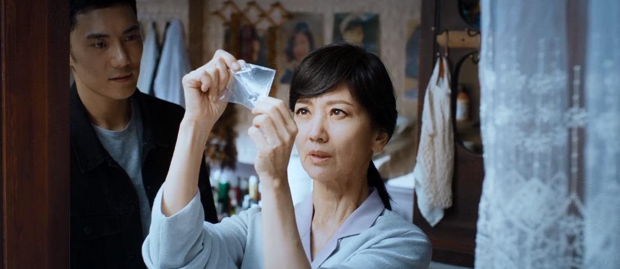  [松弛]“最美白娘子”老了！赵雅芝新剧皱纹太明显，皮肤松弛不敢晒素颜