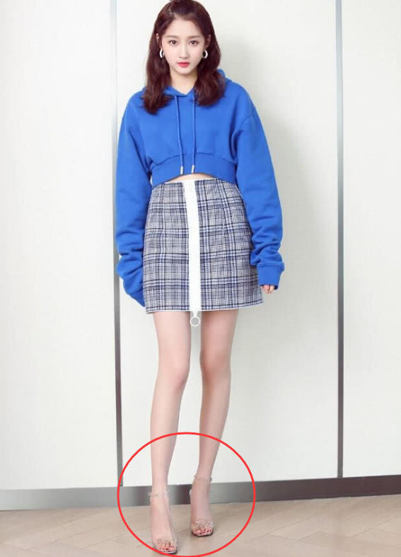 瘦身后的沈月厉害了!与关晓彤同穿一双高跟鞋，出乎意料的好看