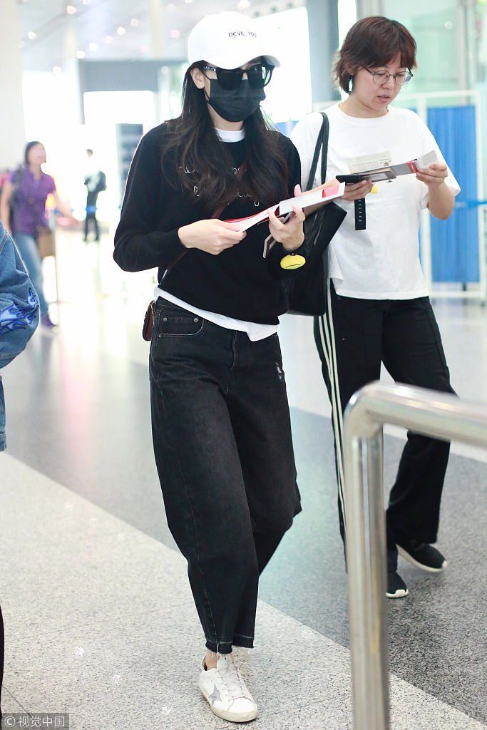 【独家】迪丽热巴帽子口罩遮面保持低调 黑白极简搭配休闲范儿足