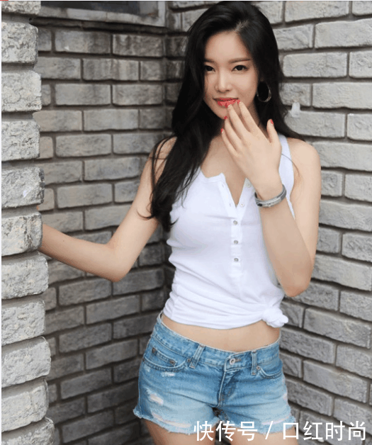 漂亮的小姐姐身穿超短裤！展现出了性感之美！