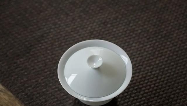  淡白■淡白盖碗 | 这款盖碗不烫手，轻盈易持握，且清丽端庄有颜值