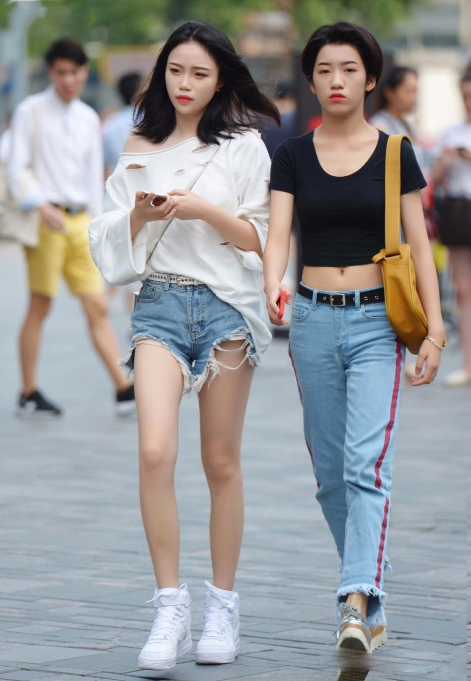 『大哥』美女街拍:穿搭中露腿和露腰哪个更香?穿大裤衩的大哥都看呆了!