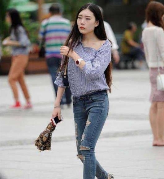  [潮流]街拍潮流风，小姐姐会穿搭魅力十足，网友：应接不暇