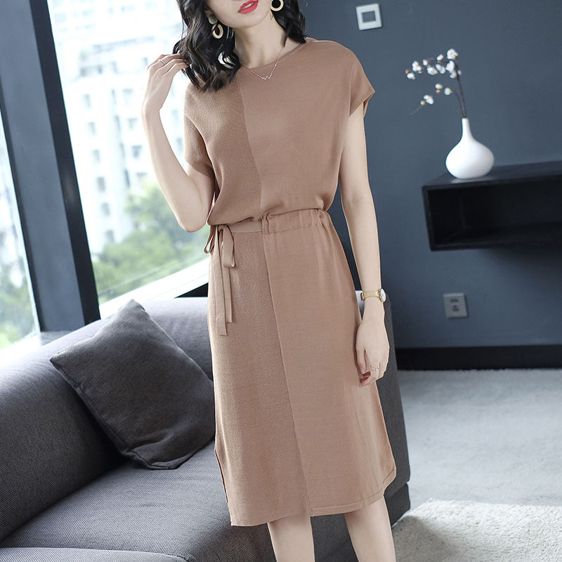 女人一旦过53，不缺钱的，中高级裙+小高跟，美得让人措手不及